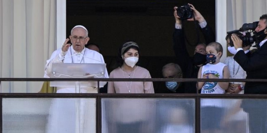 Ο πάπας ευλόγησε τους πιστούς από το νοσοκομείο που έκανε επέμβαση